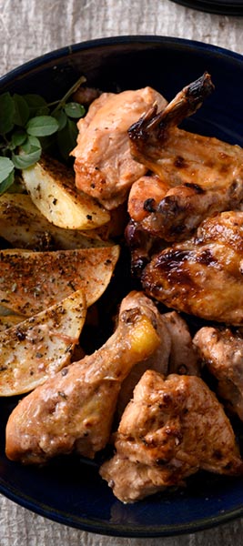 Baked chutney and mayonnaise mixed chicken pieces dish